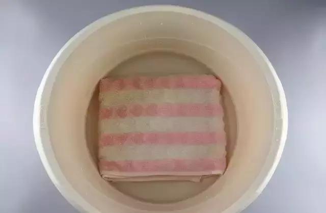 阴雨天衣服晾不干发馊怎么办,阴雨天衣服不干怎么办