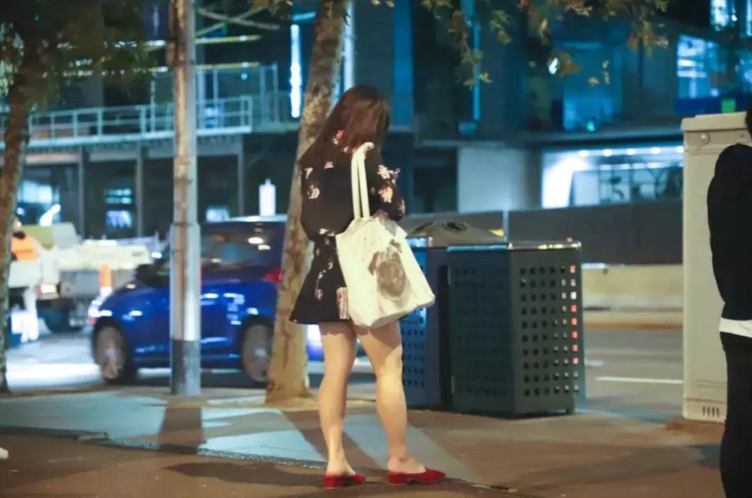 用这台3.0T的大宝马，来感受这座到处充斥着慢节奏的年轻城市