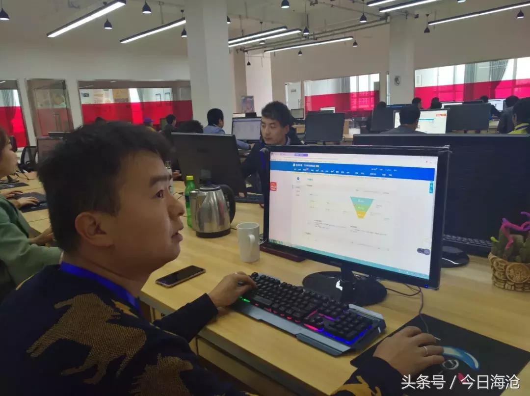 月入上万的贫困小伙子,在贫困县年收入20万是什么水平