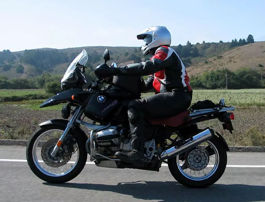 加油为省几块钱，把车友的宝马搞坏了