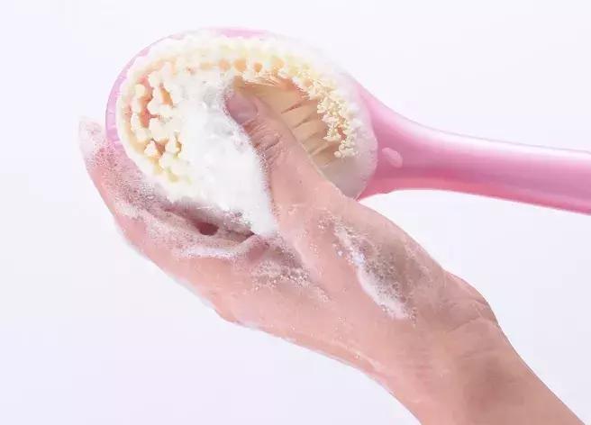 如何选洗澡时用的沐浴刷,怎样洗澡搓背