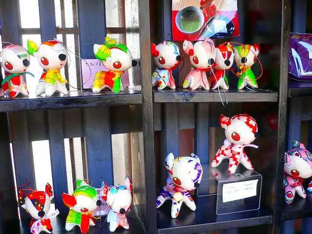 日本奈良小鹿饿到只吃草,聪明的日本奈良小鹿