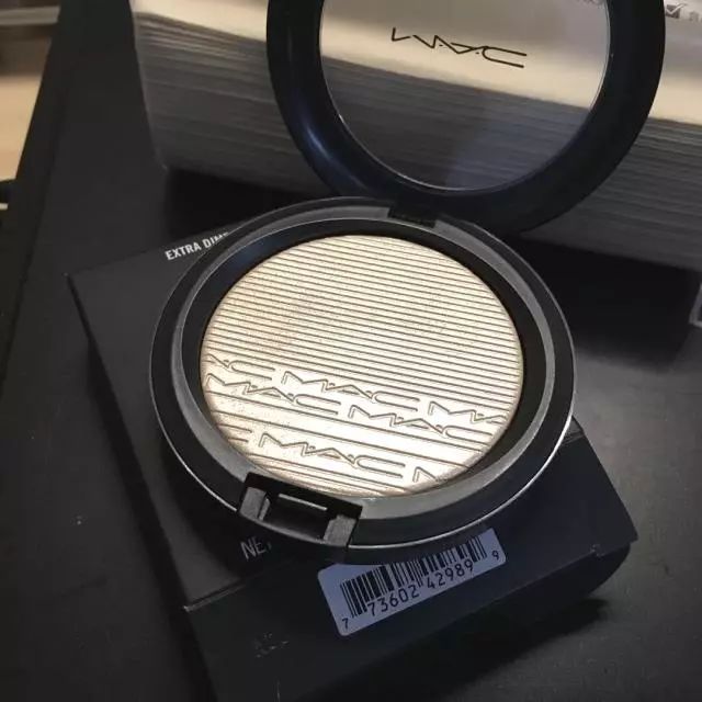 富婆炫耀自己的名牌包包,富婆炫富包包