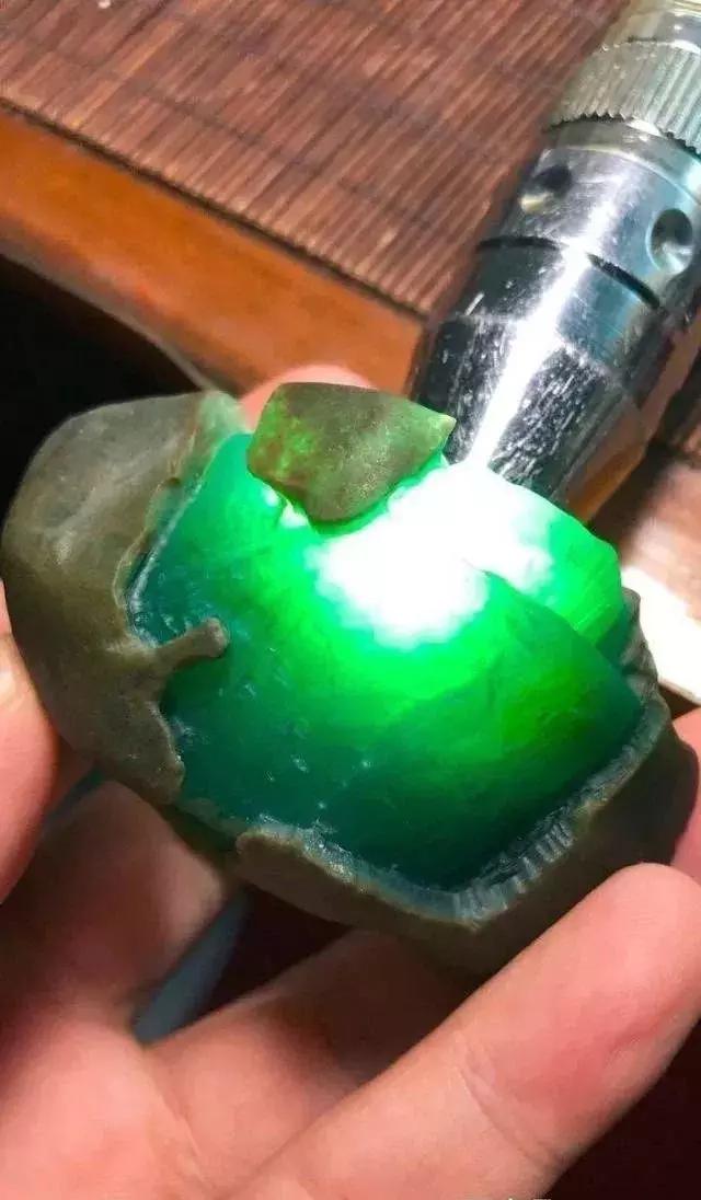 什么样的原石翡翠出高冰,真正的翡翠原石能出现哪些特征呢