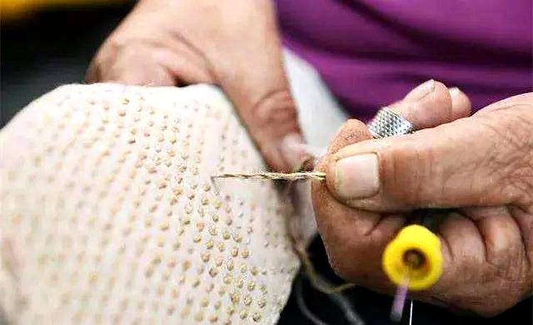 饱含母亲的爱——打袼褙、做布鞋