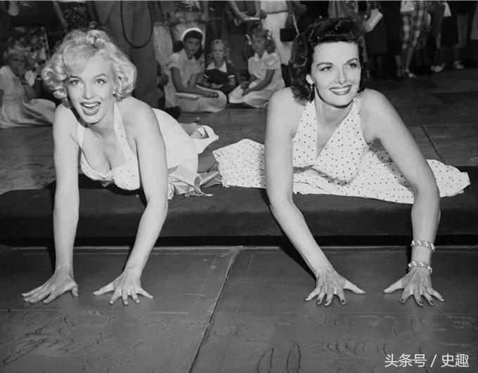 全世界都追捧的一个女人，随手扯麻袋玩性感，一封信卖4万多美元