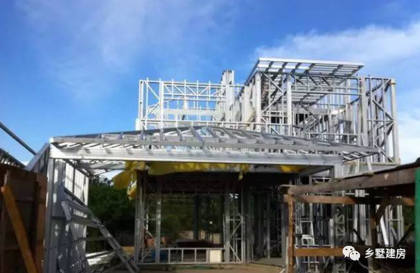 轻钢别墅是怎么建起来的,农村小伙花300万建1000平别墅