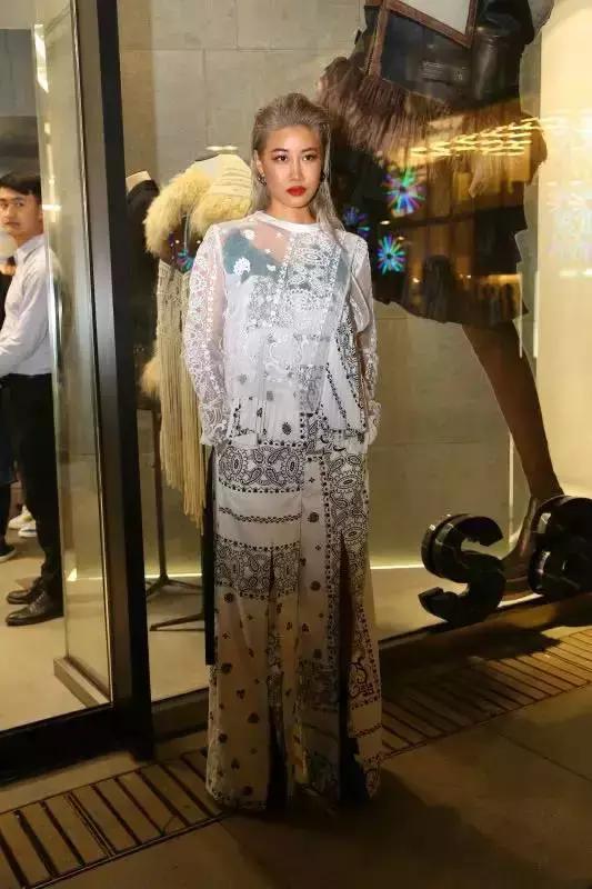 既可以混迹街头也可以穿正装,既能上班又能出去玩的穿搭