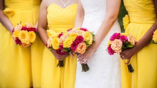 在婚礼上抢伴娘,为了抢捧花伴郎能拼到什么程度