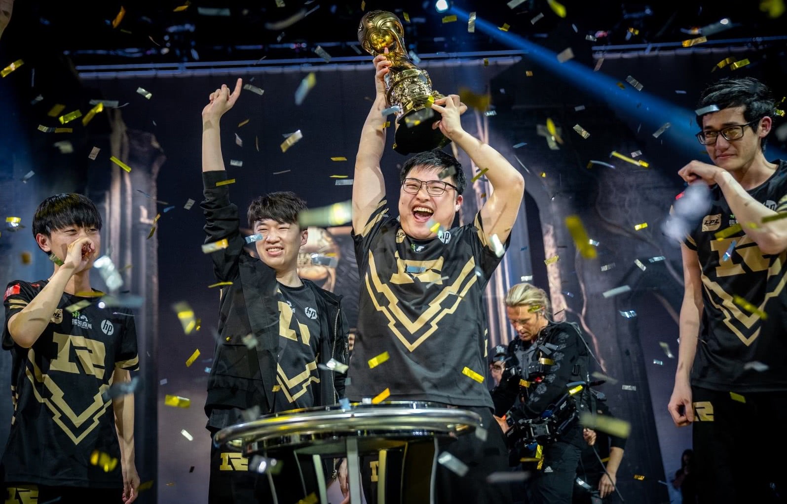 rng为什么捧uzi,rng为什么一直四保一