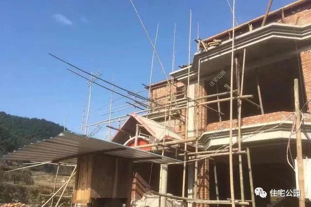 农村自建房三层小别墅真实视频,2022年河南自建房包工280一平贵吗
