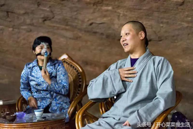 这个寺庙有点怪，只有一个和尚和百名肿瘤病人