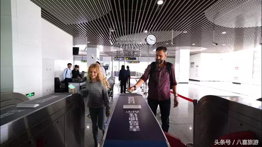 老外游崂山,坐青岛11号线去崂山