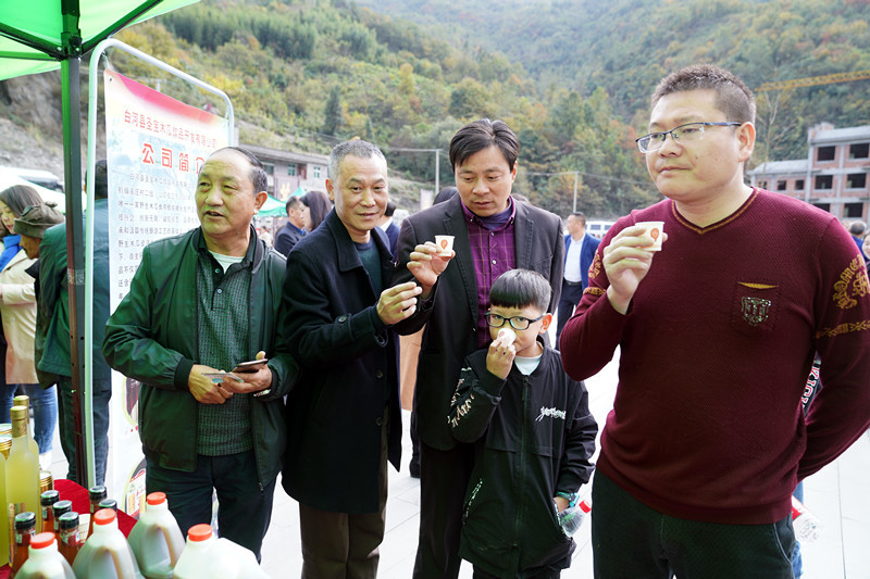 到安康白河县东坡村赶集 游客抢购山货 赏千年银杏 品乡村美食