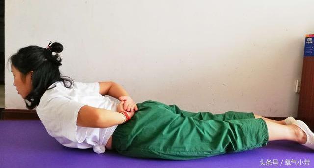 腰椎突出自愈2个办法,腰椎突出自救法