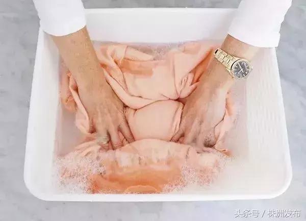 小编的羊毛衣老爱掉毛？妈妈洗衣粉里加一点东西，再也不怕掉毛了～