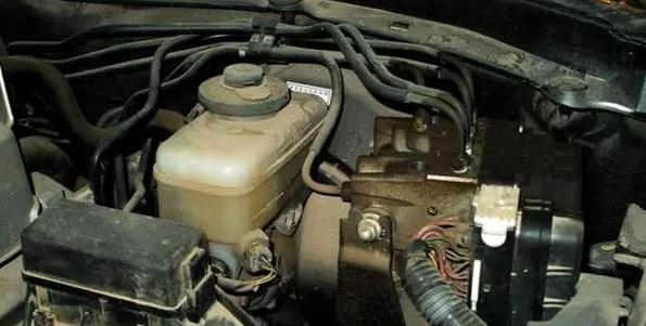 货车刹车突然失灵又好了怎么回事,大货车下坡刹车失灵怎么办