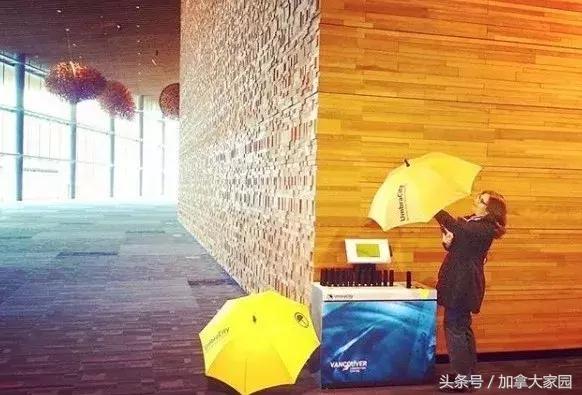 谁说加拿大人下雨不打伞？温哥华“小黄伞”生意好：扩大范围~
