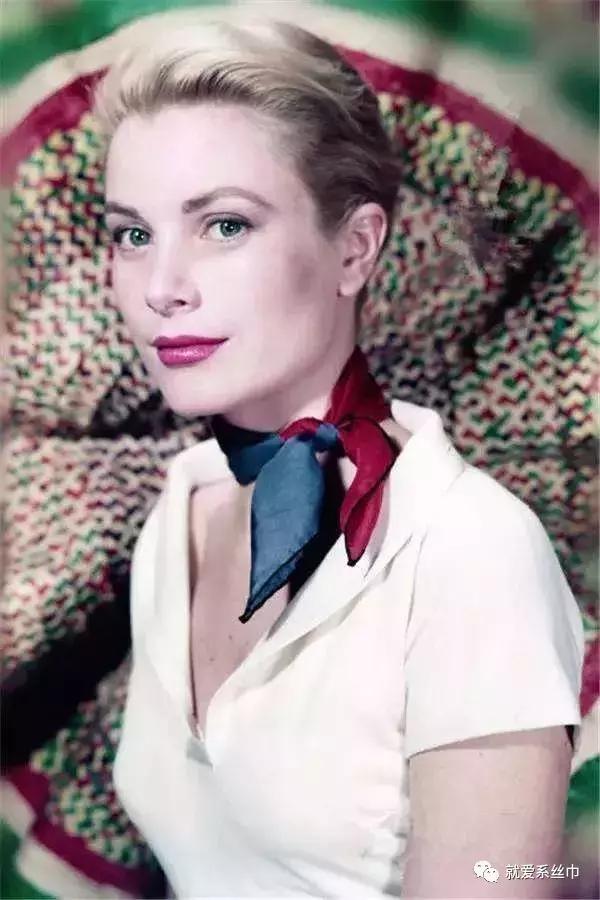 丝巾女人味十足,女士小丝巾气质打法