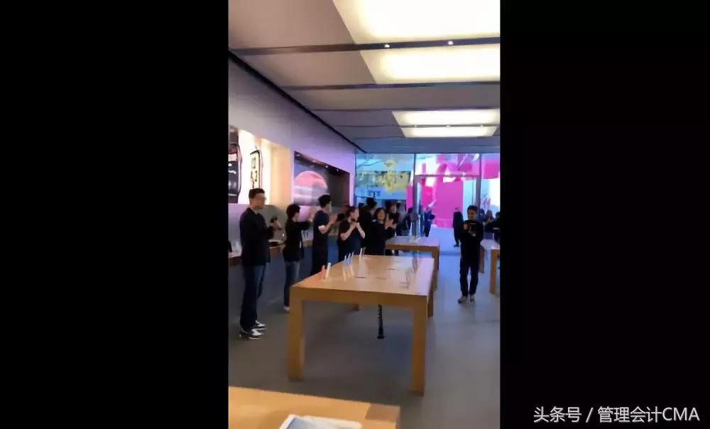 老外来到中国为了买华为手机,华为智能手机在国外供购