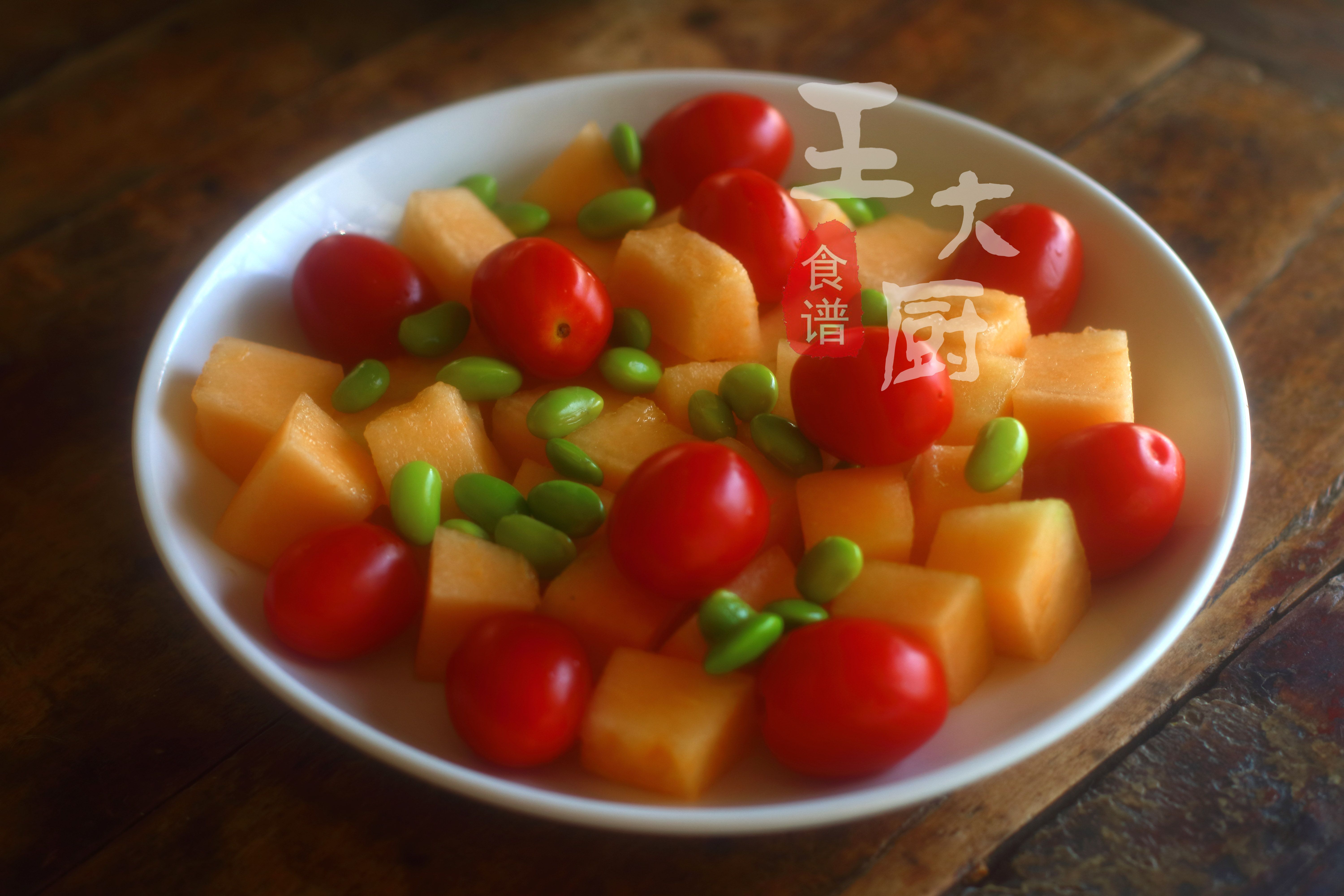 西瓜哈密瓜香蕉火龙果蓝莓酱沙拉,紫甘蓝包菜鸡蛋哈密瓜小番茄沙拉