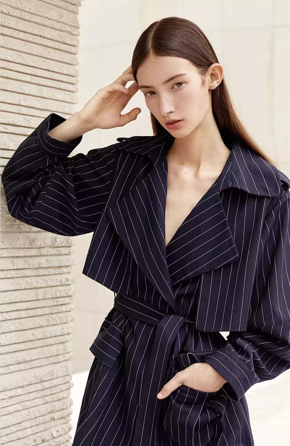 十大名牌女风衣,女士风衣最新款中长款穿搭