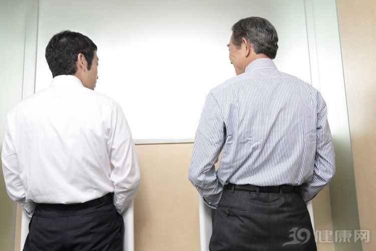 肾病小便泡沫多怎么回事,小便泡沫多是尿毒症么