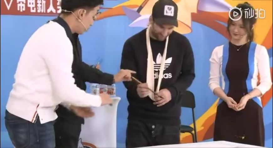 梅西打乒乓球手骨折,梅西中国行2018斗鱼