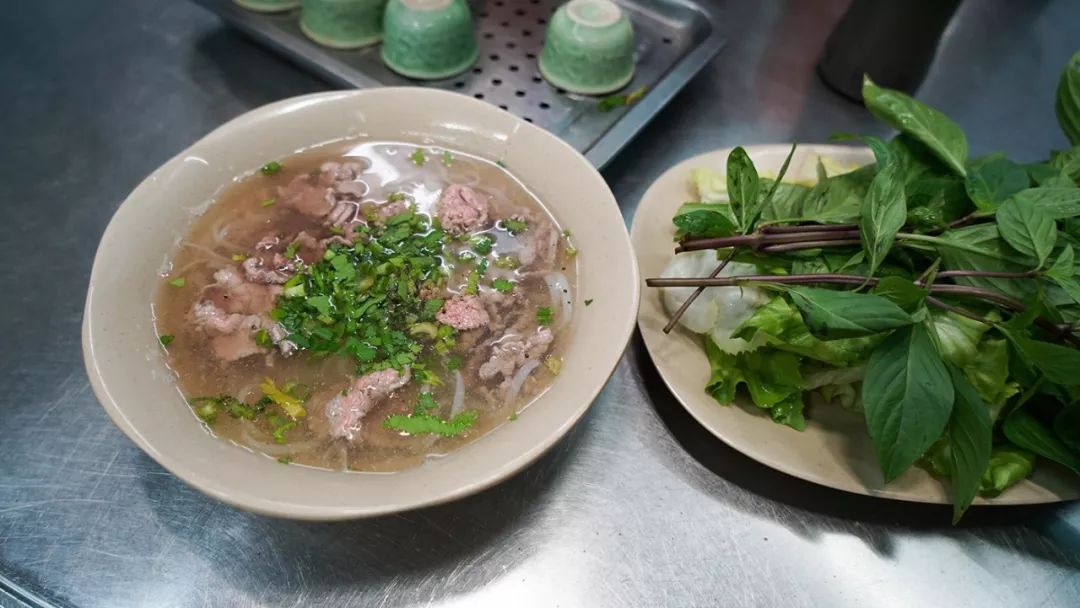 越南贫穷女孩单身生活,越南穷小女孩