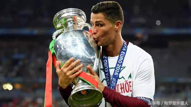 足球是男孩子一生的浪漫,足球是男孩子的浪漫图片