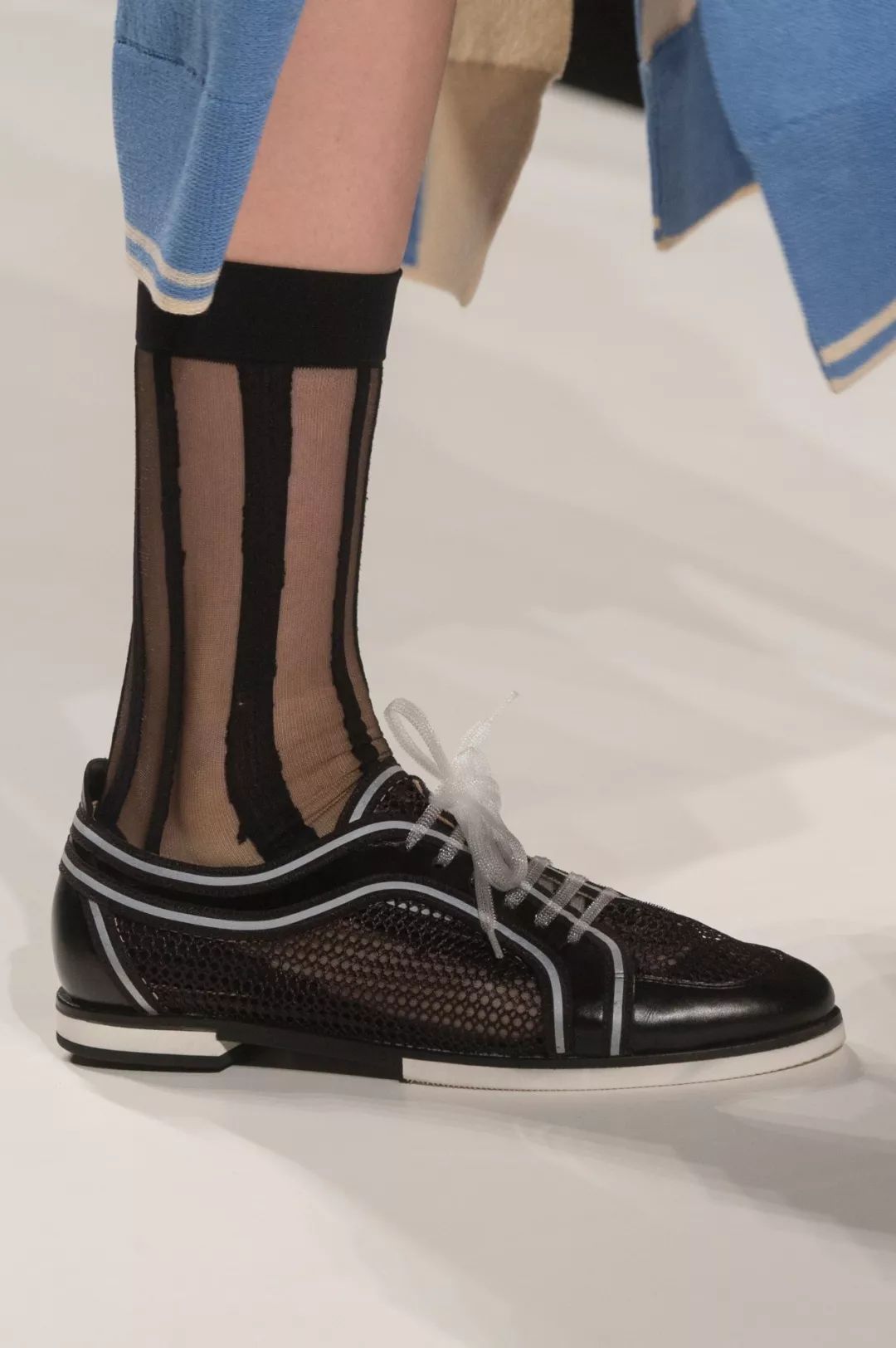 袜子怎样搭配才够舒适够时尚,袜子时尚搭配