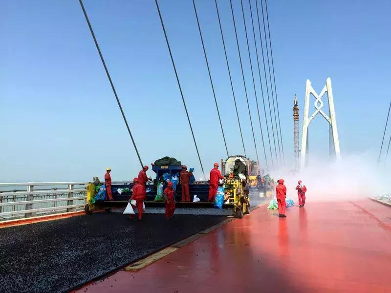 南岸这群人：在港珠澳大桥上铺路！铺成世界之最！