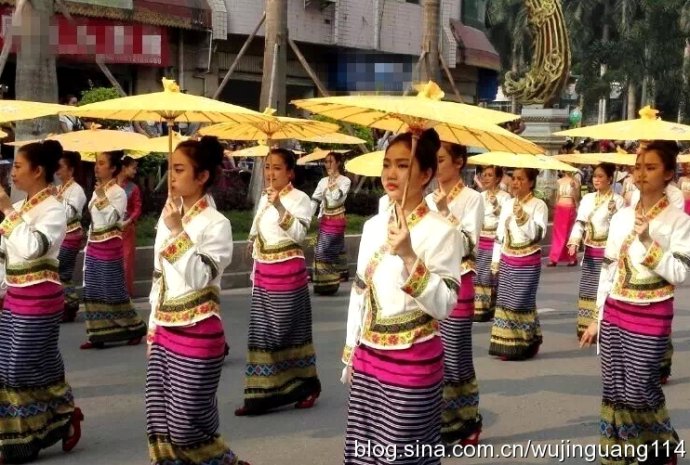 美女云南西双版纳傣族泼水节歌舞,2010西双版纳傣族万人泼水节