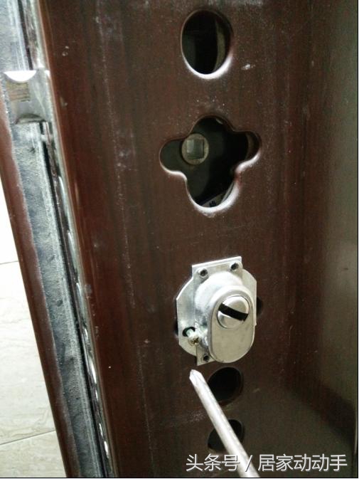门锁锁芯拆装,智能锁安装师傅更换锁芯