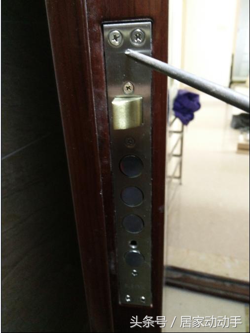 门锁锁芯拆装,智能锁安装师傅更换锁芯