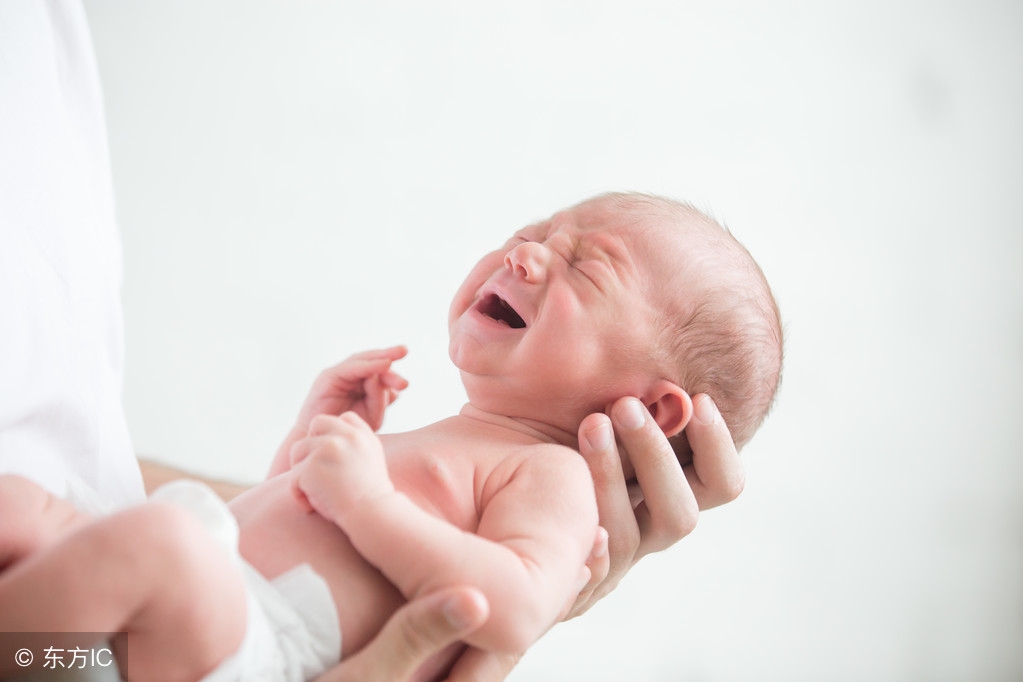 孕妈分娩时疼痛难忍，丈夫竟然这样做了