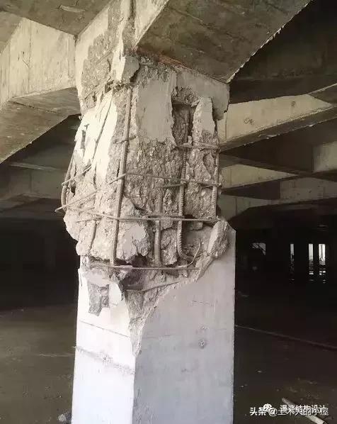 地下室浮力造成柱子开裂,浮力把地下室柱子顶断