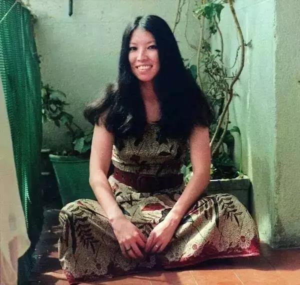 三毛：她走遍万水千山，却用一双*袜丝**自缢身亡