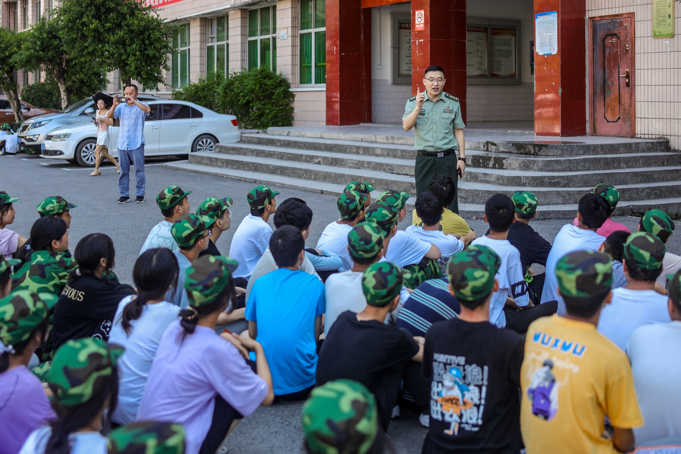 以国防教育的名义开展军训,国防教育和军训融入学校工作全局