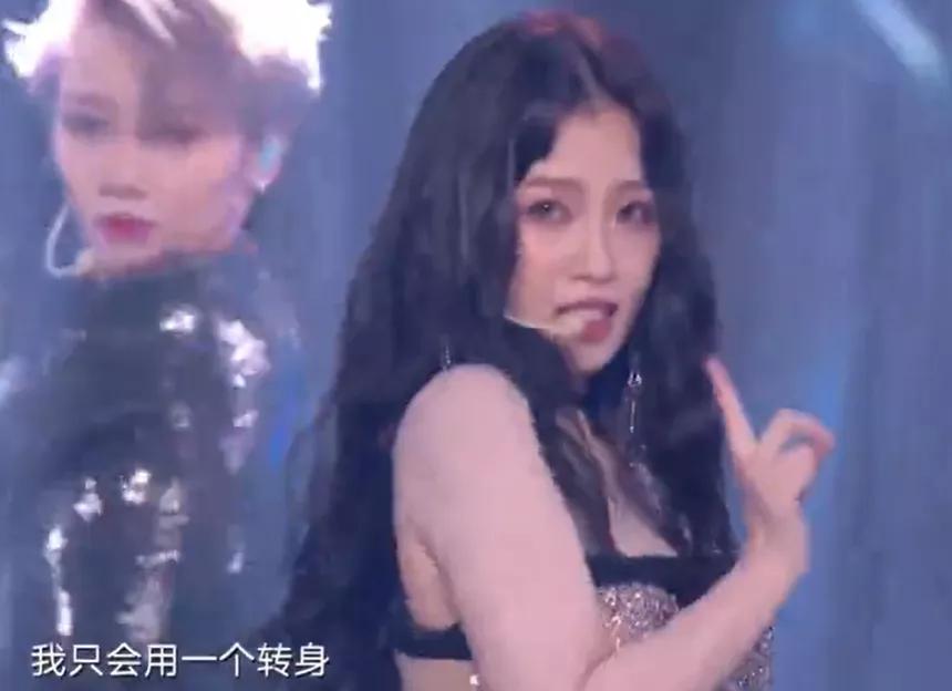 杨幂与杨紫的采访节目,微博之夜杨幂和杨紫在聊什么