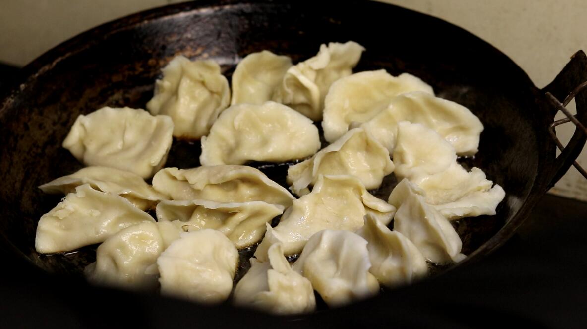 吃剩下的饺子怎么做才好吃,饺子吃剩了要怎么做才好吃