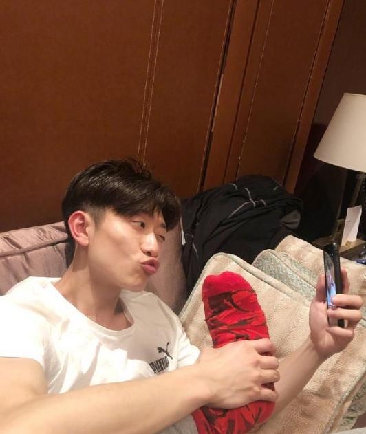 张一山穿袜子的图片,张一山袜子图片