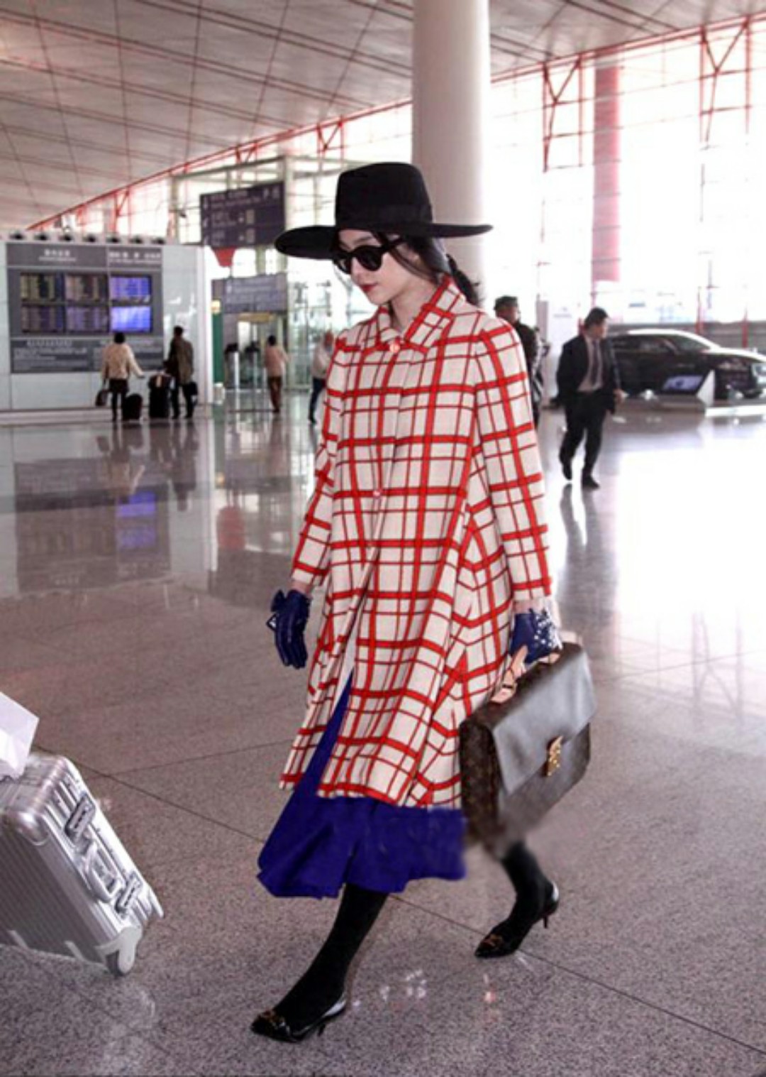 冬天大衣适合搭配什么样的包包,今年冬天穿的羊绒大衣怎么搭配