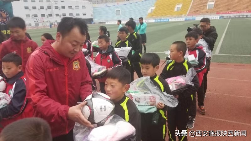 爱心足球慈善公益行走进乡村小学,善举温暖农村留守儿童