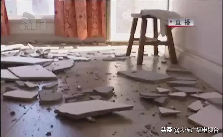 事发绿波花园：正睡觉呢，轰隆一声，卧室棚顶掉下来一块水泥板！