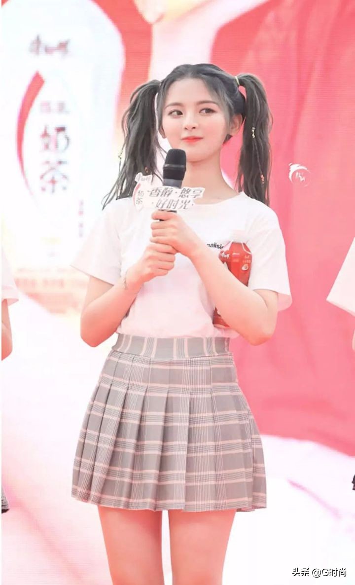 春季百褶短裙搭配不露腿,比较经典的百褶短裙搭配