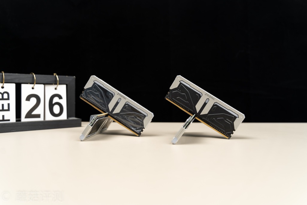 颜值和性能都很能打、扎达克SPARK台式机内存条评测