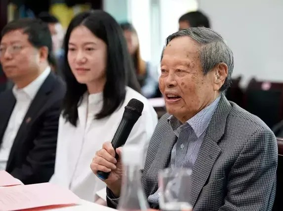 孩子左撇子要不要纠正？不当方式会带来伤害，左撇子的优势明显