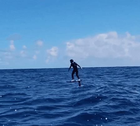 手举*旗国**，脚踏电动冲浪板，37岁的科技亿万富翁也爱浪