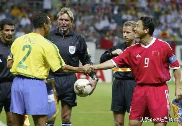 他曾大方承认改过年龄，代表国足创历史，意甲队友管他叫“爷爷”